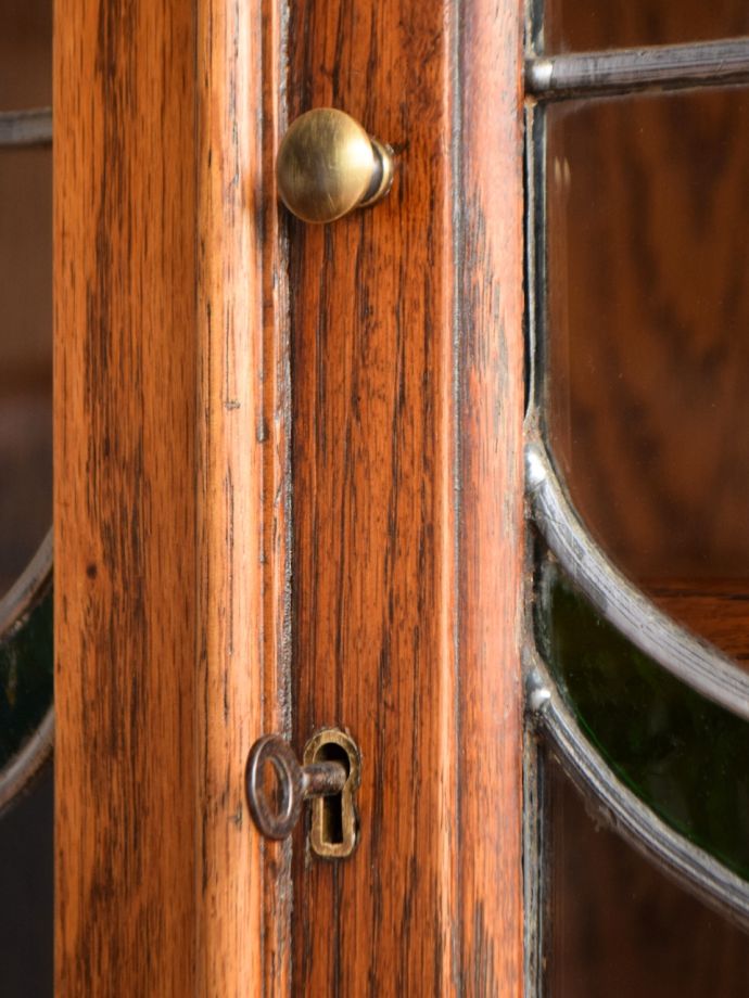 アンティーク家具の取っ手と鍵