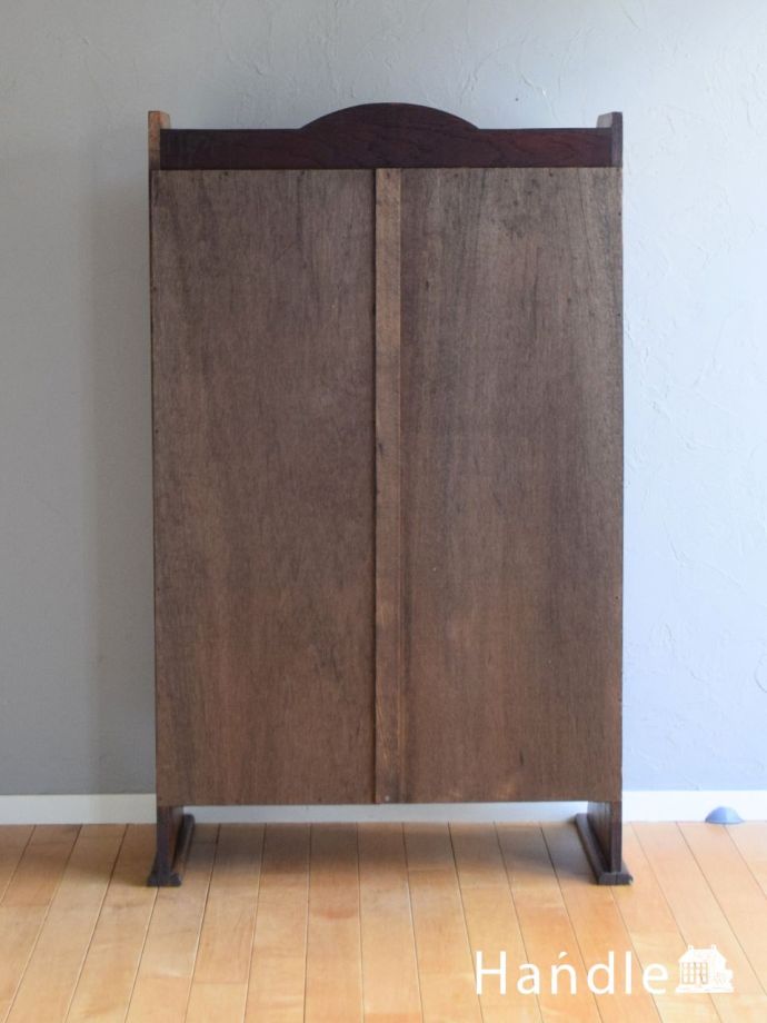 キャビネットの後ろ姿