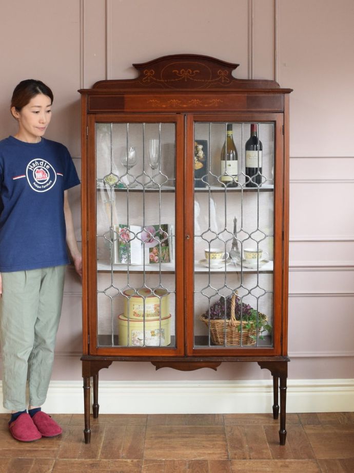 英国アンティークのガラスキャビネット、ステンドグラス＆象嵌が美しい