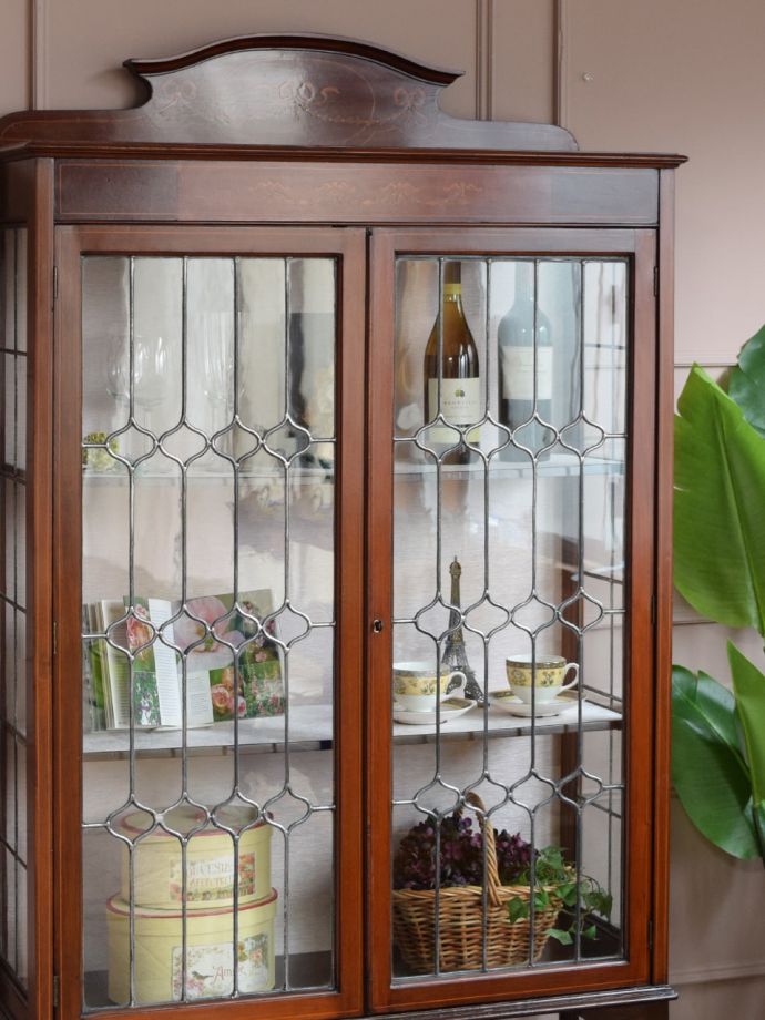 英国アンティークのガラスキャビネット、ステンドグラス＆象嵌が美しい