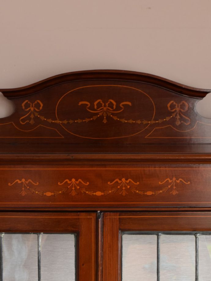 英国アンティークのガラスキャビネット、ステンドグラス＆象嵌が美しい