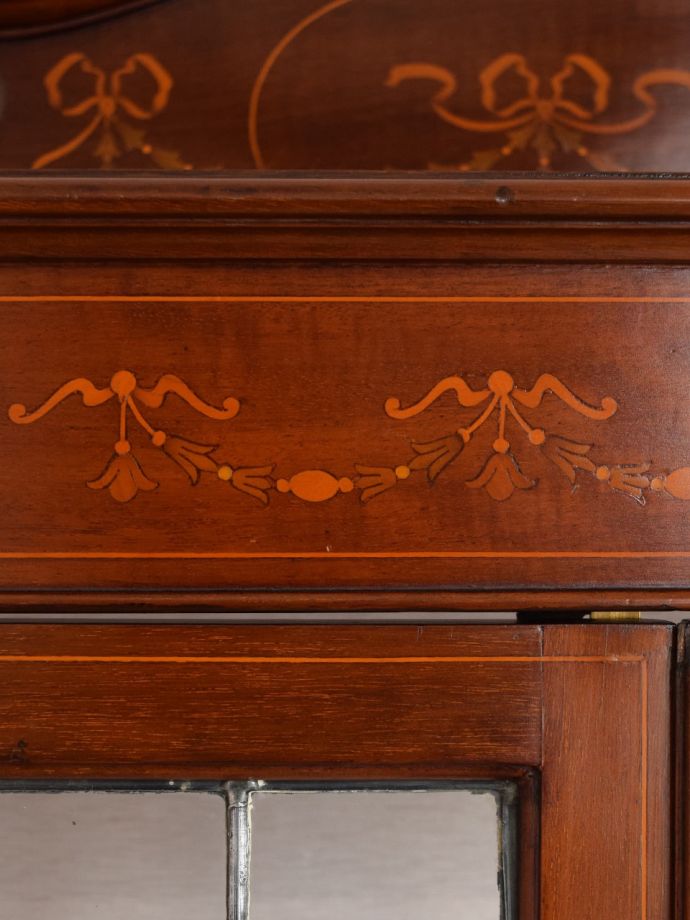 アンティーク家具らしい装飾