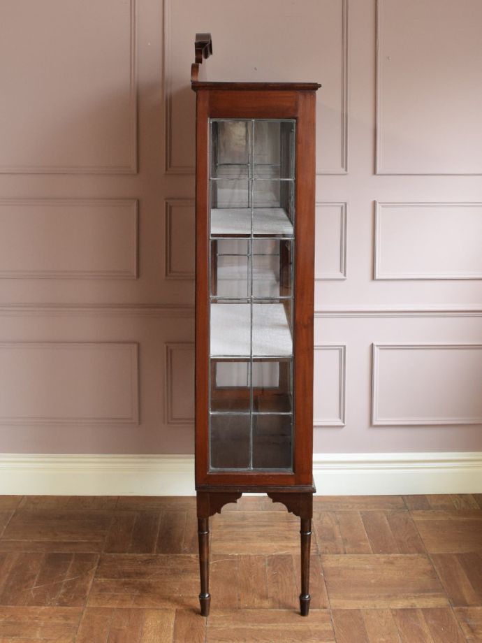 英国アンティークのガラスキャビネット、ステンドグラス＆象嵌が美しい