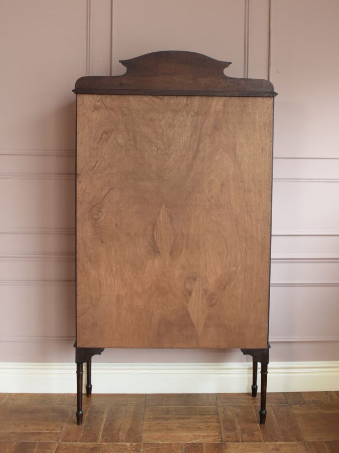 キャビネットの後ろ姿