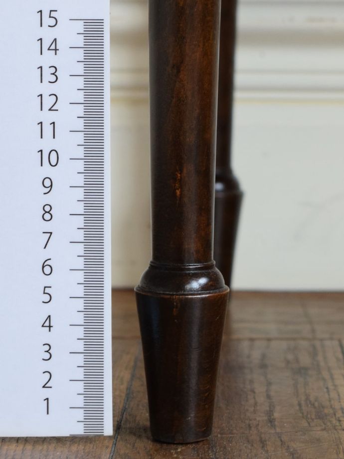 英国アンティークのガラスキャビネット、ステンドグラス＆象嵌が美しい