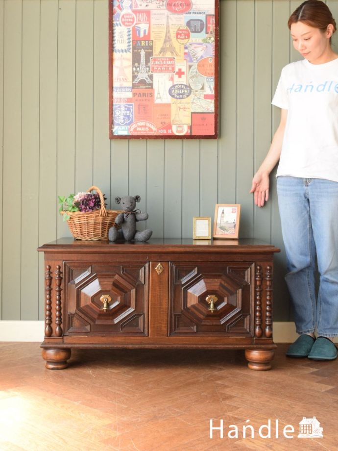 英国アンティークのサイドボード