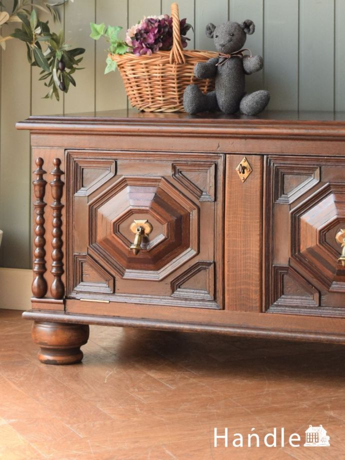 アンティーク家具らしさが漂う装飾