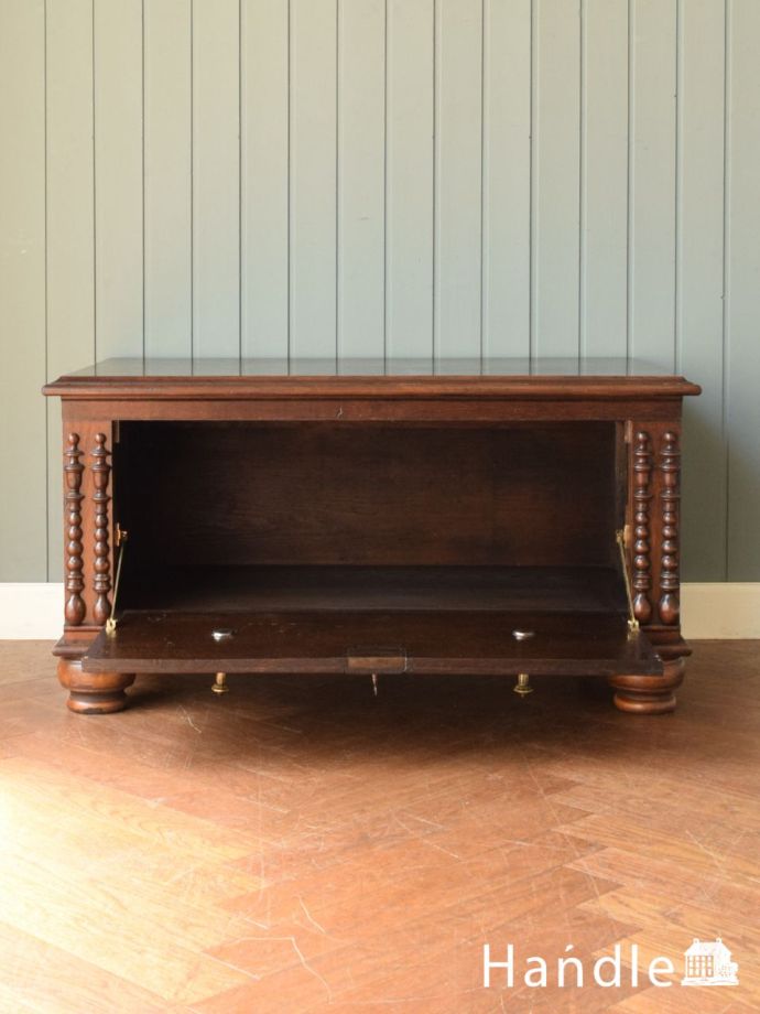 サイドボードの扉の中