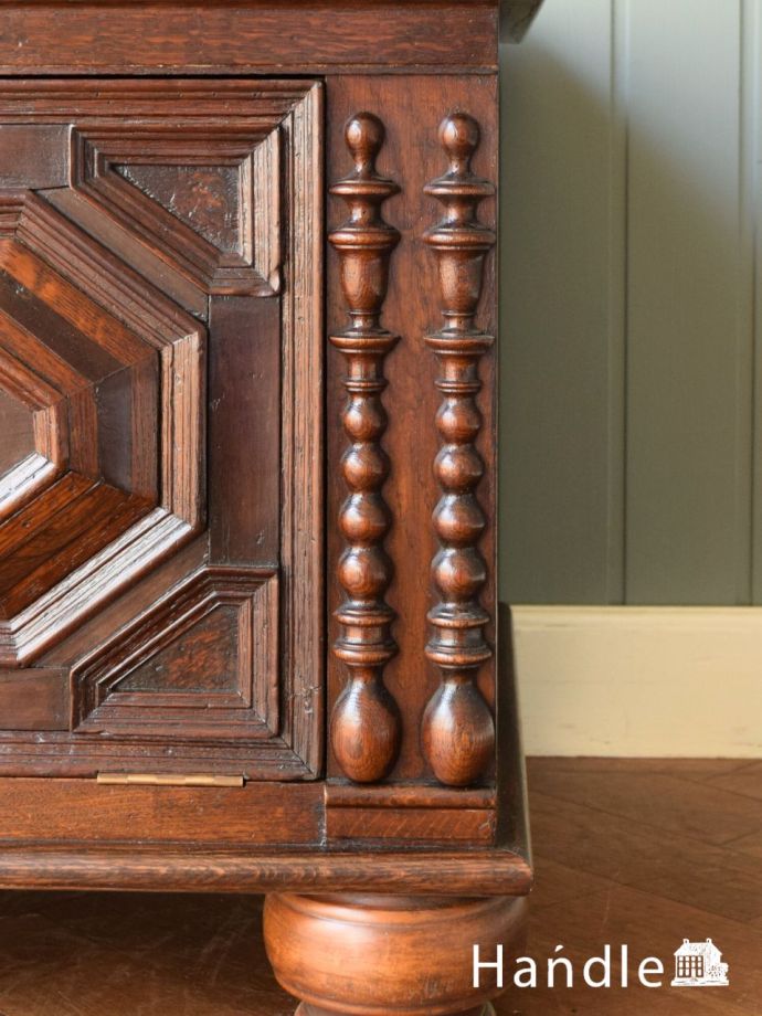 英国アンティーク家具らしい装飾