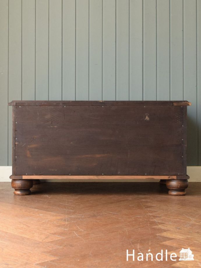 サイドボードの後ろ姿