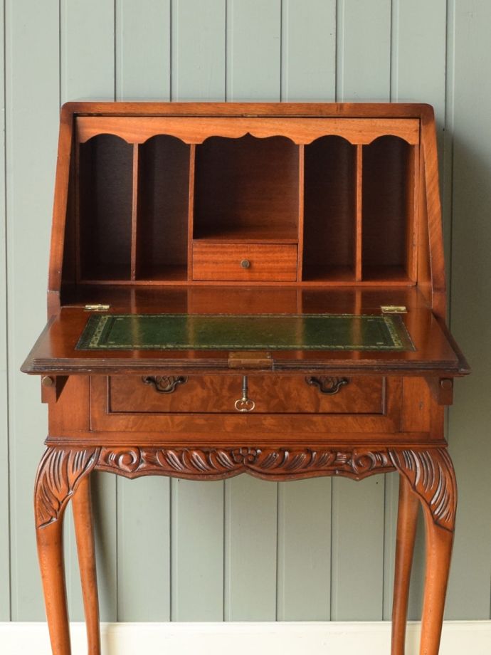 杢目が美しいアンティークのレディデスク、ウォールナット材の