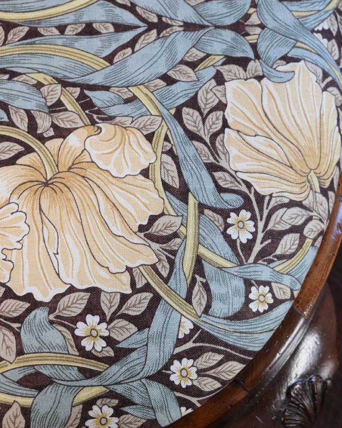 スツール・オットマン　アンティーク チェア　フランスから届いた脚の先まで美しいアンティークスツール。生地のセレクトにもこだわりました優雅なアンティークチェアの雰囲気をそのままに、一番似合う貼り座をじっくり選びました。(q-324-c)