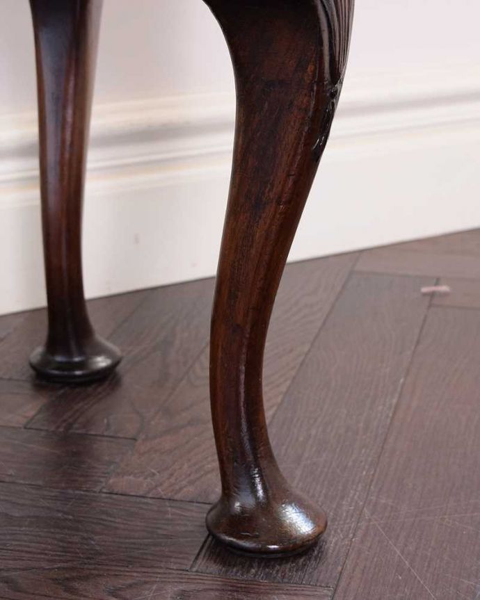 スツール・オットマン　アンティーク チェア　フランスから届いた脚の先まで美しいアンティークスツール。移動もラクラクの理由は…Handleではアンティークチェアの脚の裏にフェルトキーパーをお付けしています。(q-324-c)