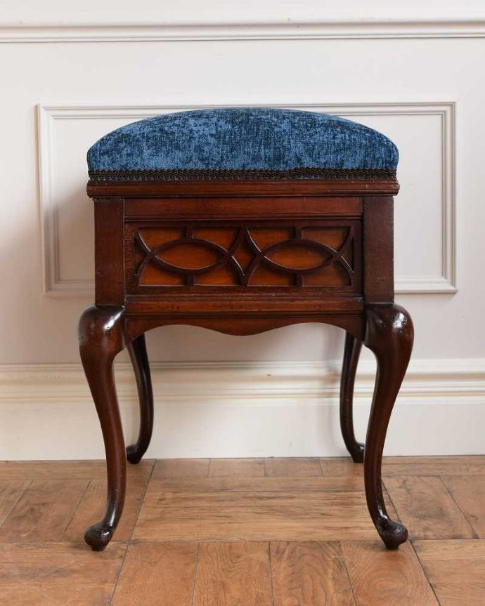イギリスの収納付アンティークチェア、布張りの優雅なピアノスツール(q