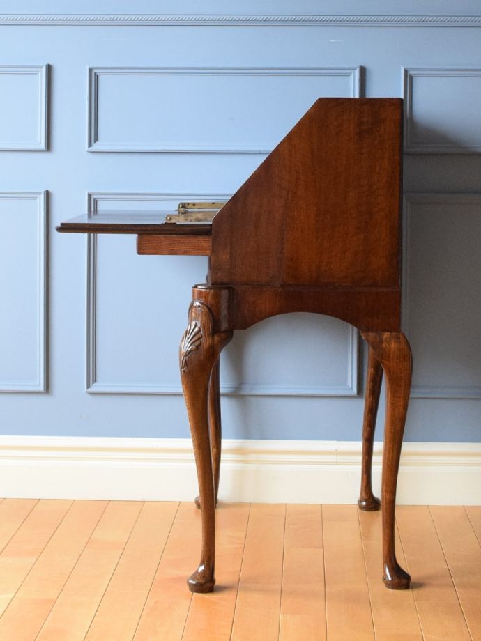 英国アンティークのライティングビューロー、オーク材とウォールナット