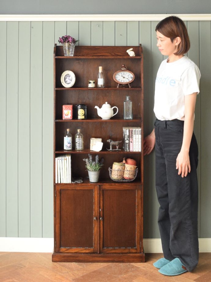 イギリスから届いたアンティークの本棚、扉が付いた収納家具オープン