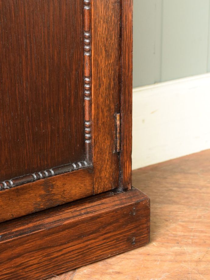 イギリスから届いたアンティークの本棚、扉が付いた収納家具オープン