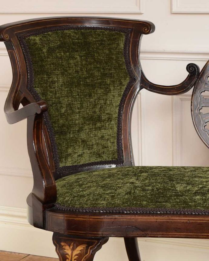 セティ・ソファ・ベンチ　アンティーク チェア　象嵌も装飾も施された究極に美しいイギリスアンティークの椅子（セティ）。どこを切り取っても美しいシルエットアンティークの椅子らしい高級感が溢れるフォルム。(q-326-c)