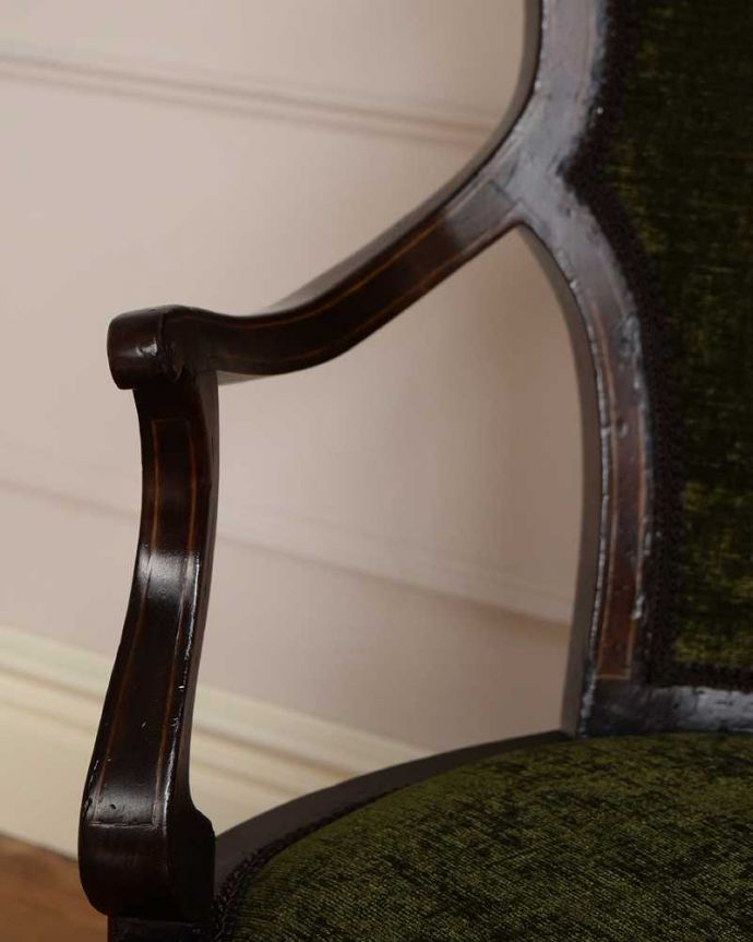 セティ・ソファ・ベンチ　アンティーク チェア　象嵌も装飾も施された究極に美しいイギリスアンティークの椅子（セティ）。デザインされたアーム部分肘を掛けれるようにデザインされたアームの形まで優雅なんです。(q-326-c)