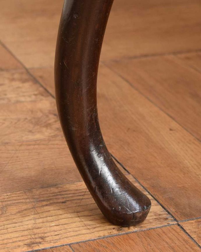 セティ・ソファ・ベンチ　アンティーク チェア　象嵌も装飾も施された究極に美しいイギリスアンティークの椅子（セティ）。持ち上げなくても移動できます！Handleのアンティークは、脚の裏にフェルトキーパーをお付けしていますので、持ち上げなくても床を滑らせて移動させることが出来ます。(q-326-c)