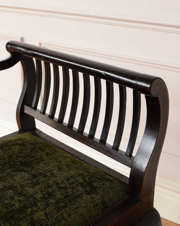 セティ・ソファ・ベンチ　アンティーク チェア　象嵌も装飾も施された究極に美しいイギリスアンティークの椅子（セティ）。アーム部分にも注目肘を掛けておけるアームチェアは座ったときにやっぱりラク。(q-326-c)