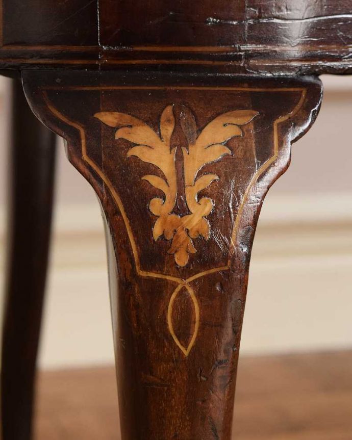 セティ・ソファ・ベンチ　アンティーク チェア　象嵌も装飾も施された究極に美しいイギリスアンティークの椅子（セティ）。華やかな象嵌の模様木を組み合わせることで作る象嵌で描かれた模様。(q-326-c)