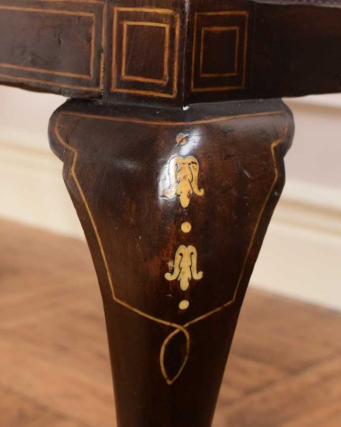 セティ・ソファ・ベンチ　アンティーク チェア　象嵌も装飾も施された究極に美しいイギリスアンティークの椅子（セティ）。芸術作品のような迫力満点の彫です！木目や色は1脚1脚微妙に違いますが、どれもキレイに仕上げています。(q-326-c)