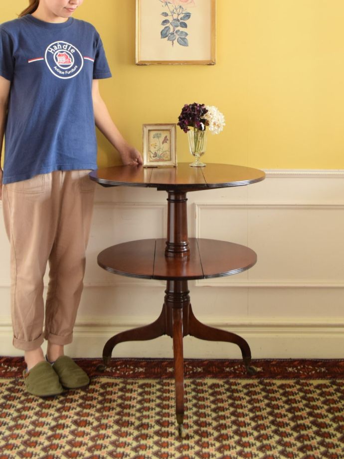 英国アンティークの美しいダムウェイター、拡張式バタフライタイプの2