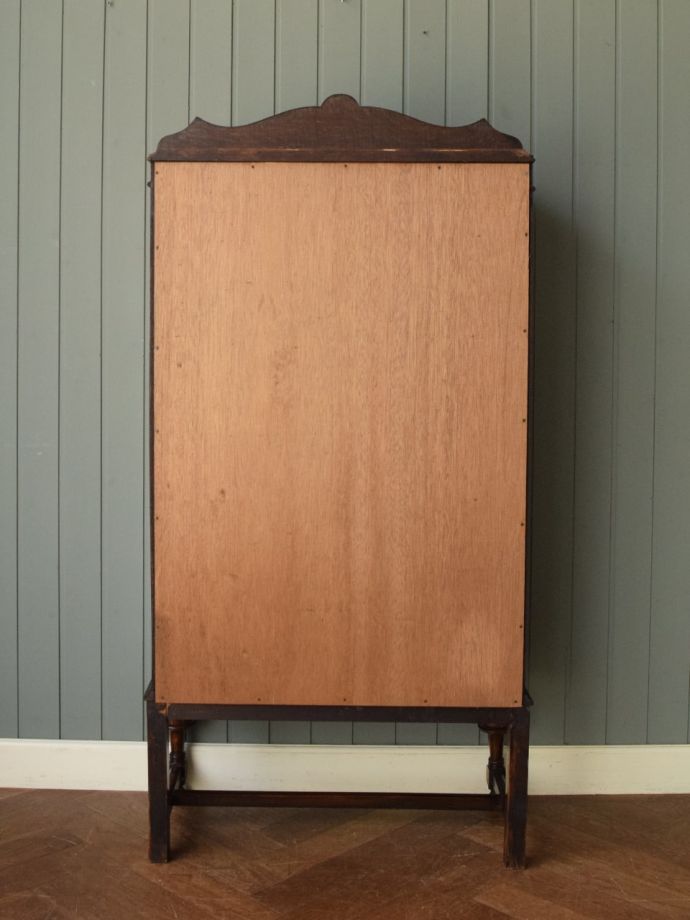 キャビネットの後ろ姿