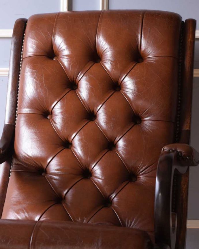 1Pソファ(ラウンジチェア)　アンティーク チェア　大人の高級感が漂う革張りのロッキングチェア、英国で見つけたアンティーク。ゆったりと包み込んでくれます時間を忘れてくつろげてしまう掛け心地。(q-327-c)