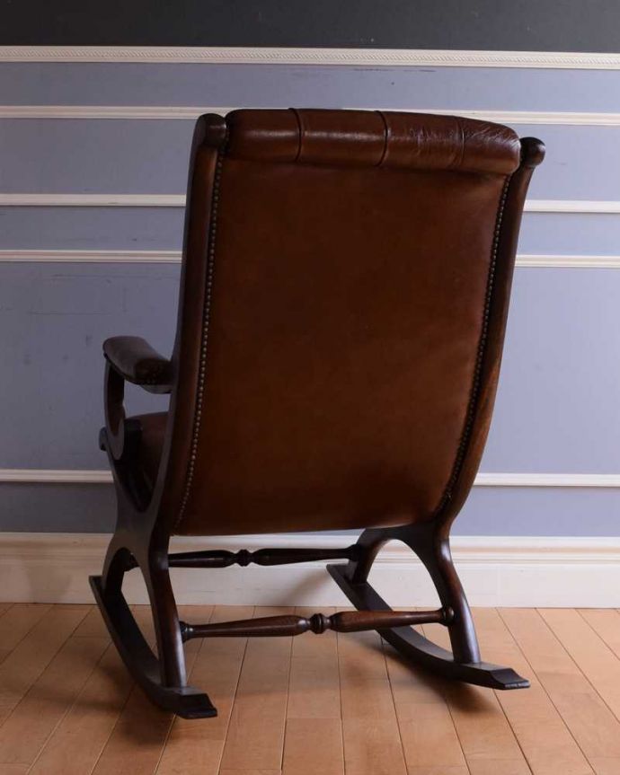 1Pソファ(ラウンジチェア)　アンティーク チェア　大人の高級感が漂う革張りのロッキングチェア、英国で見つけたアンティーク。後ろ姿までカッコいいドッシリとカッコいい後ろ姿に惚れ惚れしてしまいます。(q-327-c)