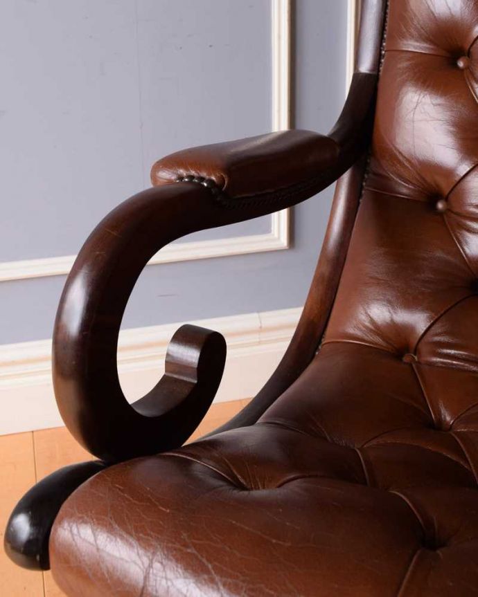 1Pソファ(ラウンジチェア)　アンティーク チェア　大人の高級感が漂う革張りのロッキングチェア、英国で見つけたアンティーク。アーム部分もカッコいい肘を掛けておけるアームチェアは座ったときにやっぱりラク。(q-327-c)