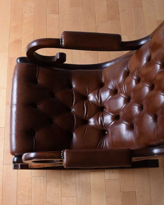 1Pソファ(ラウンジチェア)　アンティーク チェア　大人の高級感が漂う革張りのロッキングチェア、英国で見つけたアンティーク。革貼りの座面ヴィンテージなのでキズや汚れはありますが、キレイなものを買い付けて来ています。(q-327-c)