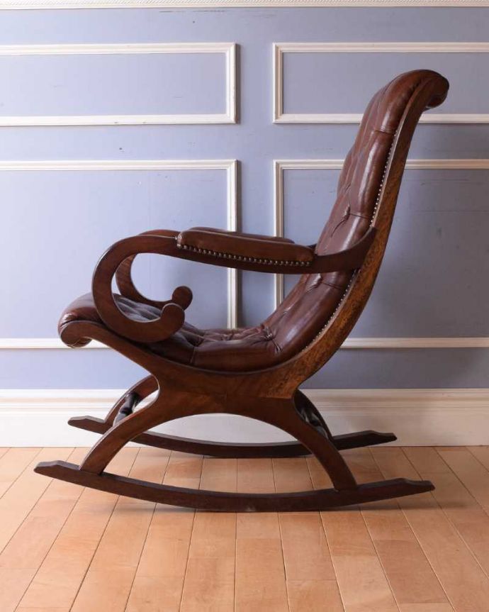 1Pソファ(ラウンジチェア)　アンティーク チェア　大人の高級感が漂う革張りのロッキングチェア、英国で見つけたアンティーク。サイドから見ても絵になっちゃう。(q-327-c)