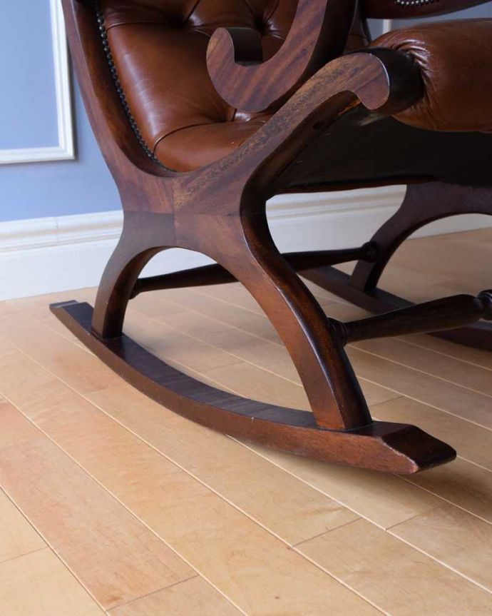 1Pソファ(ラウンジチェア)　アンティーク チェア　大人の高級感が漂う革張りのロッキングチェア、英国で見つけたアンティーク。床を滑らせて移動出来ますHandleではアンティークチェアの脚の裏にフェルトキーパーをお付けしています。(q-327-c)