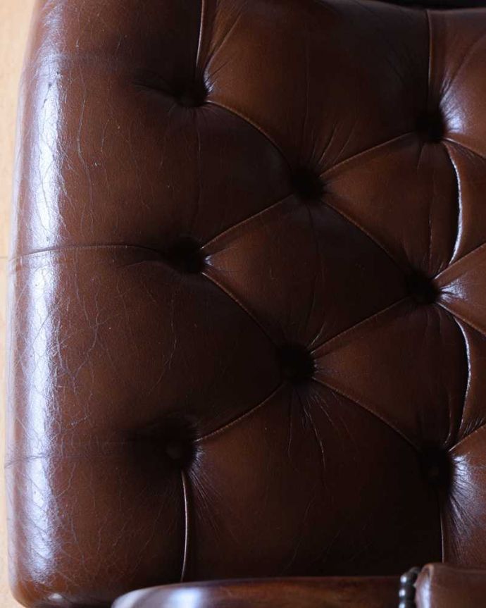 1Pソファ(ラウンジチェア)　アンティーク チェア　大人の高級感が漂う革張りのロッキングチェア、英国で見つけたアンティーク。近くで見るとこんな感じ。(q-327-c)