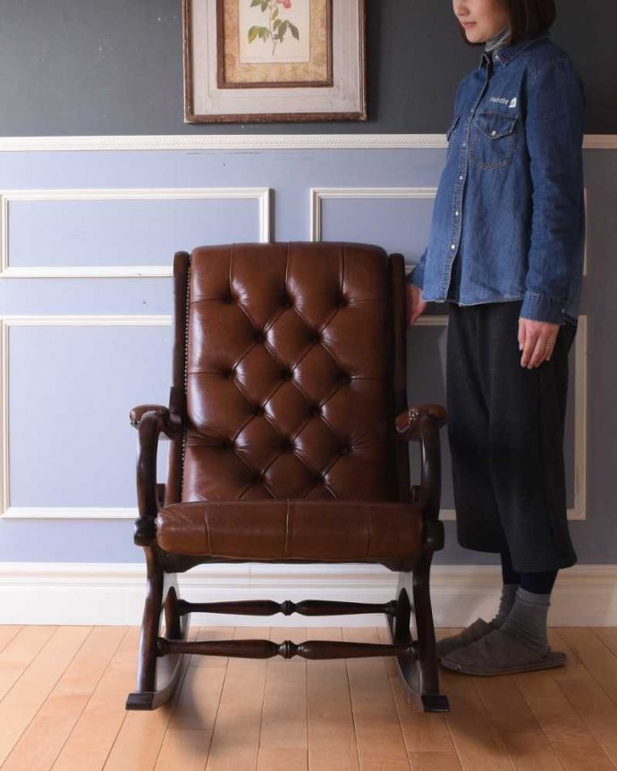 1Pソファ(ラウンジチェア)　アンティーク チェア　大人の高級感が漂う革張りのロッキングチェア、英国で見つけたアンティーク。とにかくカッコいい！英国チェスターフィールド高級感漂う究極の一脚。(q-327-c)