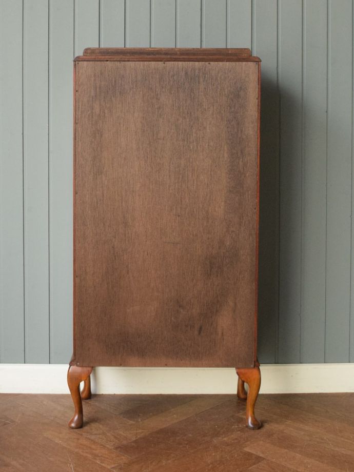 キャビネットの後ろ姿