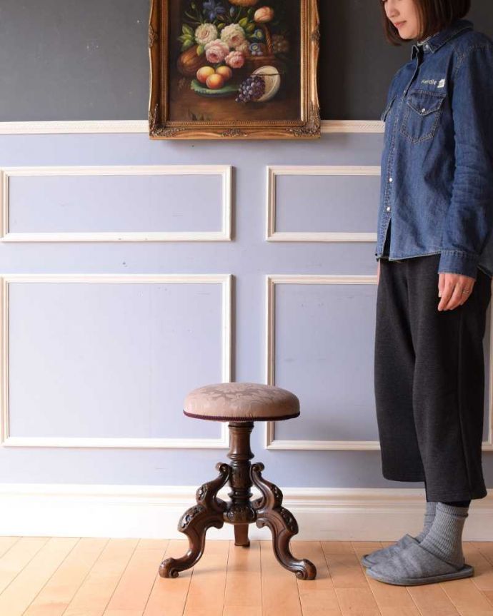 スツール・オットマン アンティーク チェア 彫刻が美しい英国で見つけたアンティークスツール(ピアノスツール)。英国スタイルの気品溢れるスツール持ち運びが出来るスツールなのに、とてもこだわった造り。(q-328-c)