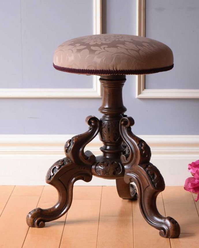 スツール・オットマン アンティーク チェア 彫刻が美しい英国で見つけたアンティークスツール(ピアノスツール)。しっかり修復してあるので安心してお使い下さいいろんな修復方法がありますが、Handleでは一度バラしてから再び組み直していますので自信があります!新品ではないので経年変化によるキズはありますが、安心してお使い下さい。(q-328-c)