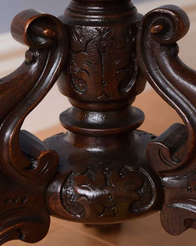 スツール・オットマン アンティーク チェア 彫刻が美しい英国で見つけたアンティークスツール(ピアノスツール)。うっとりするほど細かい細工まだ機械の発達していない時代に、手作業で作られた細かい細工。(q-328-c)