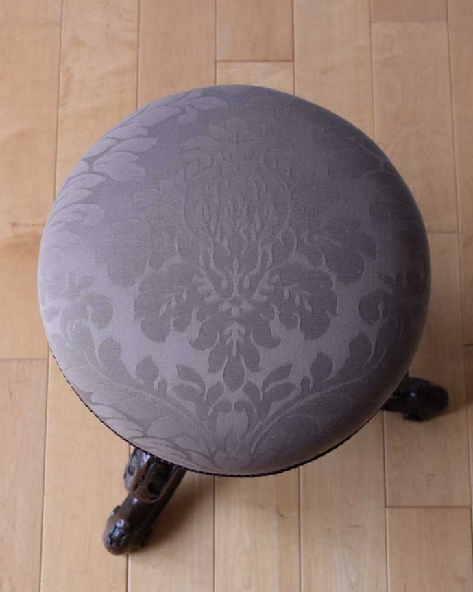 スツール・オットマン アンティーク チェア 彫刻が美しい英国で見つけたアンティークスツール(ピアノスツール)。座面を見てみると・・・修復の際、座面は新しく張り替えたのでキレイです。(q-328-c)