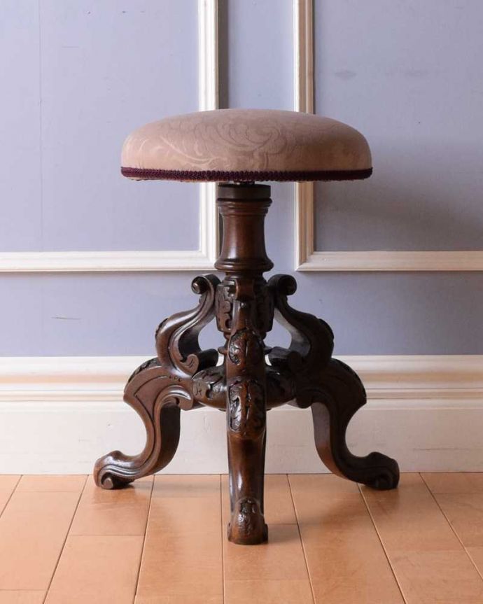 スツール・オットマン アンティーク チェア 彫刻が美しい英国で見つけたアンティークスツール(ピアノスツール)。横から見ても美しいどの角度から見ても英国らしい雰囲気はそのまま。(q-328-c)