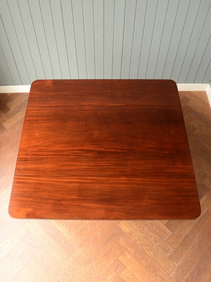 天板を広げた折り畳みテーブル