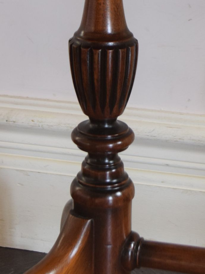 英国アンティーク家具らしい装飾