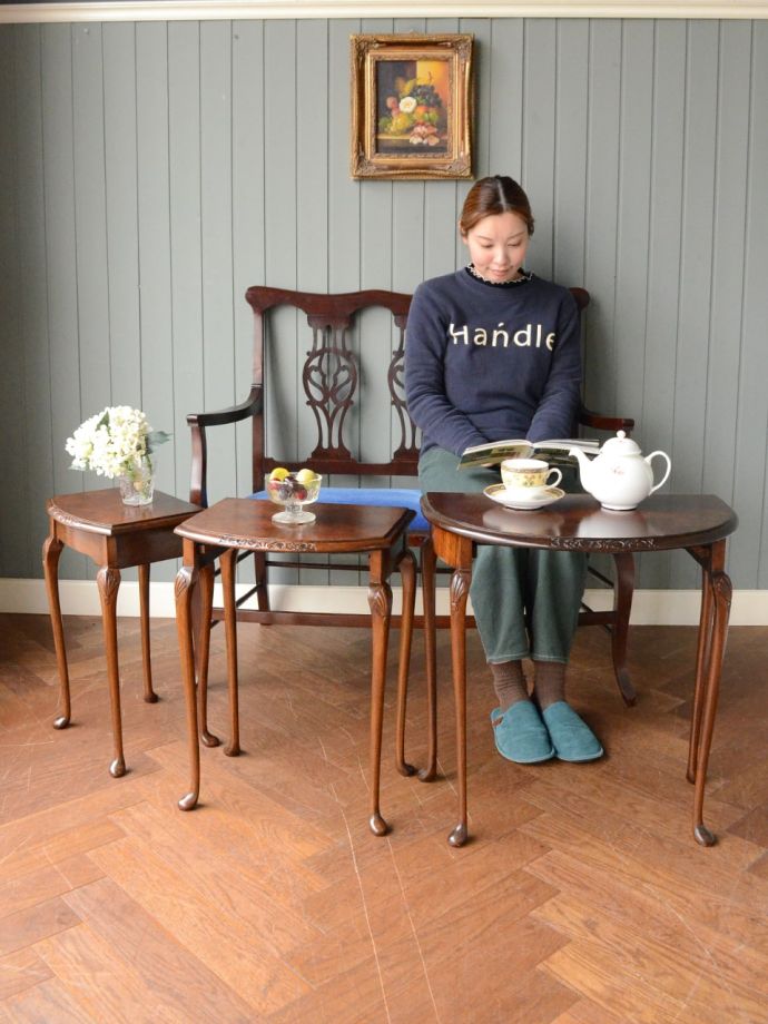 アンティークのネストテーブル