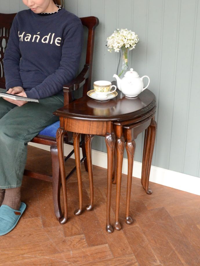 英国スタイルのアンティークテーブル