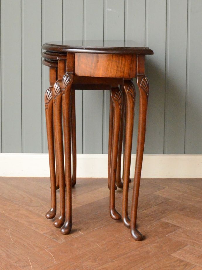 ネストテーブルの横顔