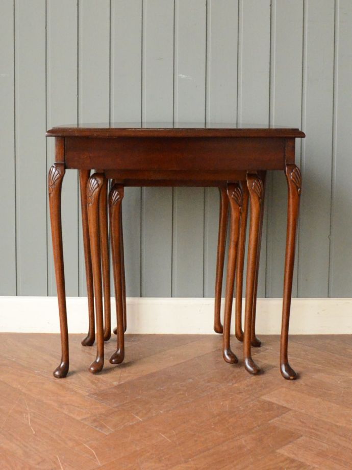 アンティークのネストテーブル