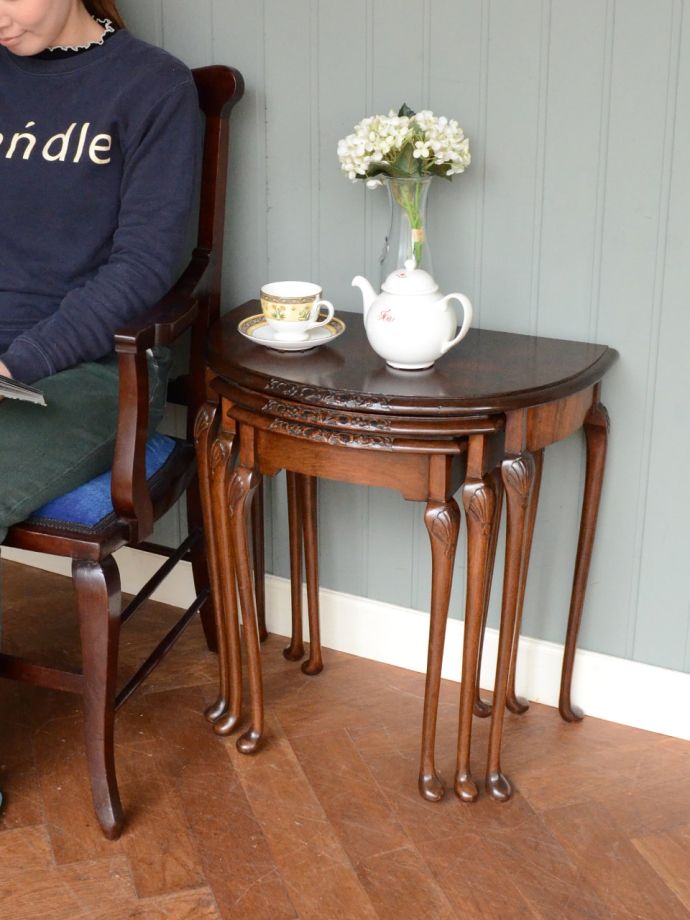 英国スタイルのアンティークテーブル